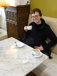 Anne im Cafe
